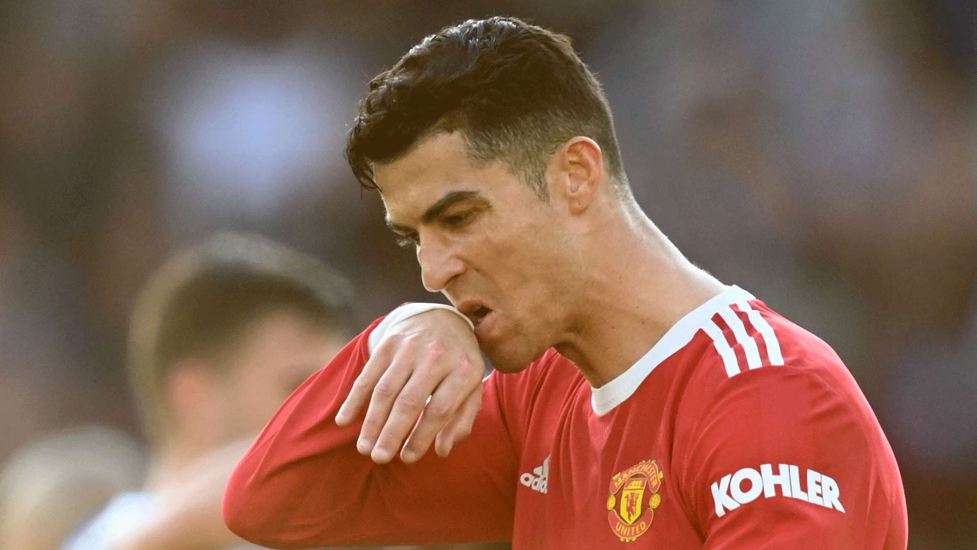 国足遗憾错失三分朱辰杰进球被吹罚引发热议